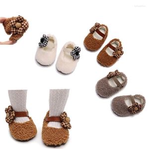 Chaussures de bébé de style coréen pour premiers pas, mignonnes peluches en coton épais, hiver et automne, chaussures chaudes pour nourrissons et tout-petits, couleur unie