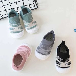 Eerste wandelaars lichtgewicht en zachte peuterschoenen Baby Baby Early Education schoenen gebreide ademende en niet -slip buiten draagbare zachte Soled Shoes Q240525