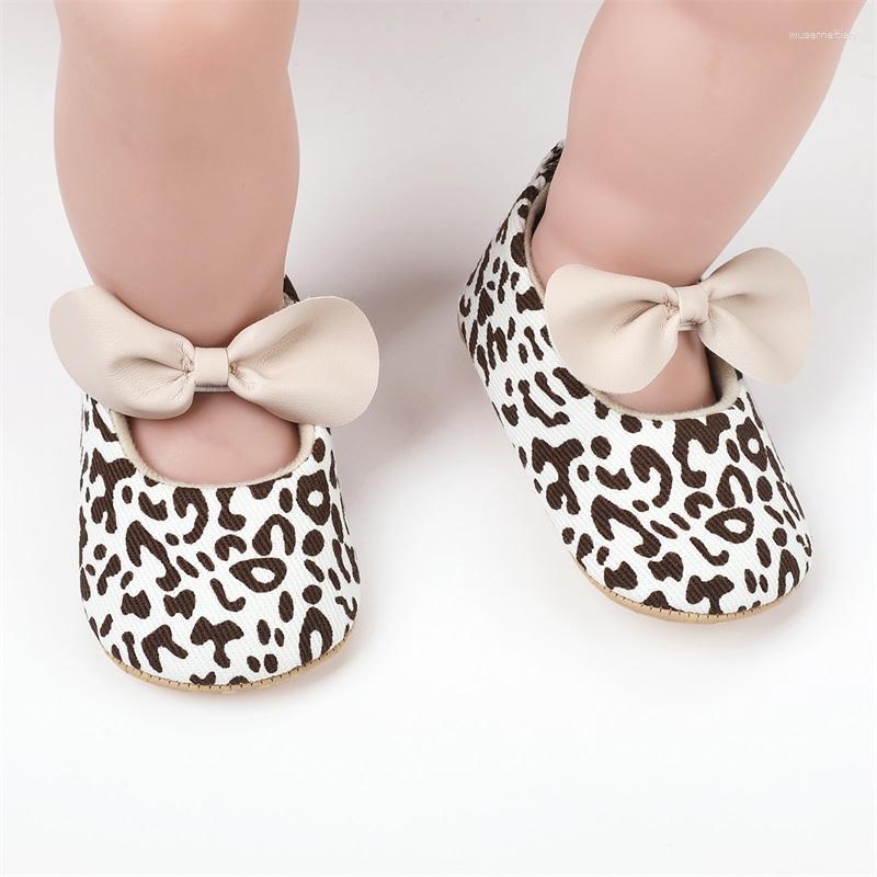 Första Walkers Little Baby Girls Mary Jane Flats Non-Slip Bowknot Princess Dress Shoes Cute Leopard Print Crib för spädbarn 0-18 Månter
