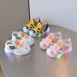 Premiers marcheurs Little Duck Lightup LED Sandales pour Walker Antikick Chaussures de bébé 03 ans Prewalker Soft Sole Cartoon Girl 231213
