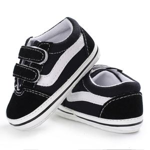 Eerste wandelaars Mooie geboren babymeisje Boy Soft Shoe Anti Slip Canvas Sneaker Trainers Prewalker Black White 018M 221125