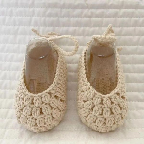 Premiers marcheurs charmants chaussettes nés bébé chaussures en tricot en coton mâle et femelle plage d'été laine à la main
