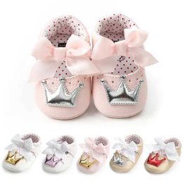 First Walkers mocasins zapatos de bebé chicas bling crown bow nudot preescolar pum goma suela anti slip primos pasos caminantes zapatos cuna de bebé D240525
