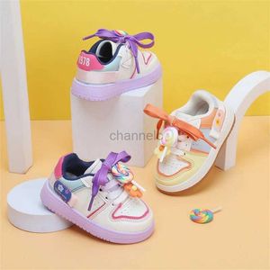 Babyschoenen Nieuwe Herfst Kinderschoenen Voor Meisjes Leer Leuke Lollipop Kinderappartement Zachte Zolen Voor Tennis Outdoor Mode Peuter Kids Sneakers 240315