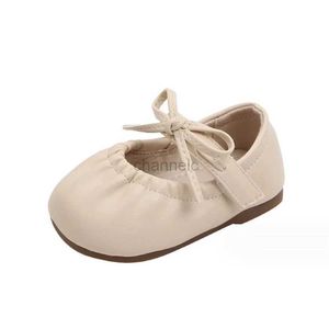 Babyschoenen Nieuwe babyschoenen voor de lente lederen vlinderknoop kleine meisjes prinses schoenen zachte tenniszool outdoor schoenen voor kleine kinderen mode 240315