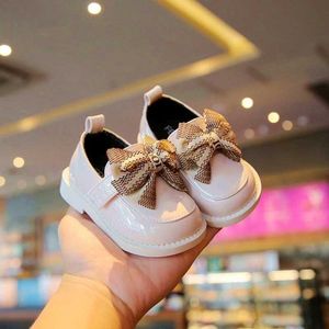 Babyschoenen Nieuwe meisje prinses schoenen peuter antislip platte zachte zolen leren schoenen rubber wieg mooie vlinder knoop baby 240315