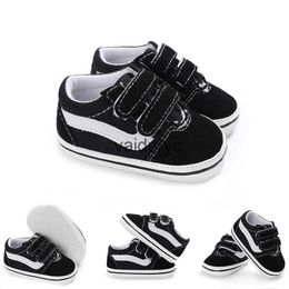 Eerste wandelaars pasgeboren babyjongen schoenen pre-walker zachte zool kinderwagen lente/herfst canvas sneakers bebes trainers casual h240506