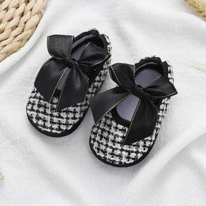 Eerste wandelaars pasgeboren babyschoenen baby meisje prinses schoenen zwart en wit geruite boog anti slip peuter eerste stap babyschoenen 0-12m d240525