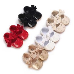 First Walkers Pu Leather Bowknot Baby Girls Chaussures Cute Mocasins Coeur Soft Soft Flat Toddler Princess Footwear Crib H240504