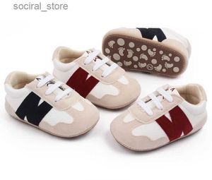 Primeros caminantes Venta al por menor Nuevos zapatos de bebé de cuero de PU Primeros caminantes Cuna niñas niños zapatillas de deporte oso que viene Mocasines infantiles Zapatos 0-18 meses L240402