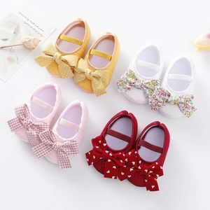First Walkers Sneakers Baby Girl Apartment Baby Anti Slip Soft Sole Sole Cute Bow Shoes Newborn Princess Wedding Shoes First Step for Toddlers WX5.31
