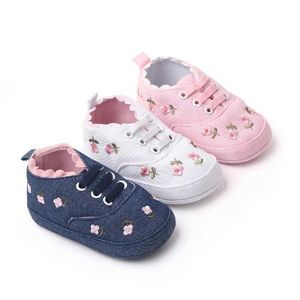 Eerste wandelaars sneakers bloem geborduurde baby damesschoenen wit roze marineblauw zachte schoenen pre Walker kleuterschool schoenen eerste wandelaar trouwschoenen wx5.31