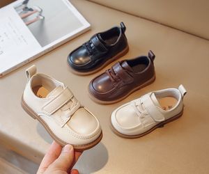 Primeros caminantes Primavera y otoño Versión coreana de zapatos de cuero para niños Zapatos para bebés a la moda Zapatos para niños pequeños Zapatos individuales con suela suave para niños sol 230227