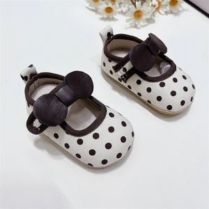 Eerste Walkers Spring en Autumn Toddler Girls 'Shoes Baby Girls' Princess Shoes Soft Soly Anti Slip Bow Black and White Dots First Step Walker 230330