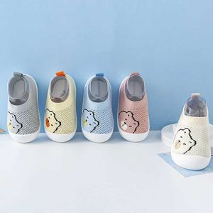 Eerste wandelaars lente en zomer kleuterschoolschoenen meisjes mesh ademende schoenen zachte zool anti slip baby eerste schoenen cartoon beer front walker d240525