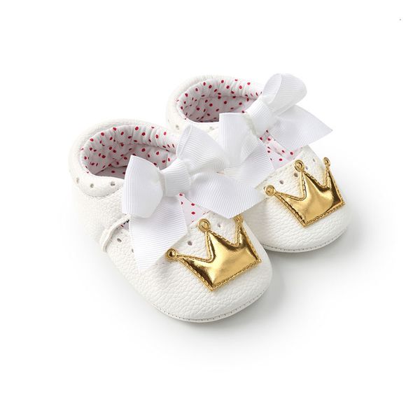 Premiers marcheurs printemps automne PU mignon papillon couronne anti-dérapant enfant en bas âge chaussures princesse bébé semelle souple intérieur berceau 230823