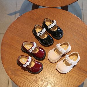 First Walkers Spring Infant Leather Shoes Baby Girls Toddle Shoes con Pearl Patent Leathe Shoes Bottom Children Soft Party Shoes 230614