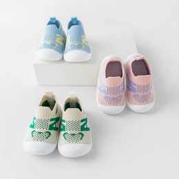 First Walkers Summer and Automne Babys First Walking Breathable Mesh Baby Preschool Shoes Soft Sof Sole Childrens Girls and Boys glisser sur des chaussures de sport décontractées D240525