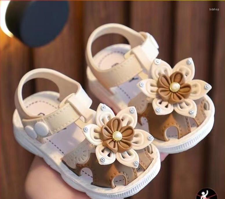 İlk yürüyüşçüler yaz erkek bebek kız sandalet plaj yürümeye başlayan çocuk yakın ayak ayakkabıları doğdu bebek nefes alabilir