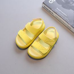 Eerste wandelaars zomer kinderen sandalen schattige pure kleur baby strandschoenen mooi geel open teen meisjes ademen op blote voeten jongens sandaal 230411