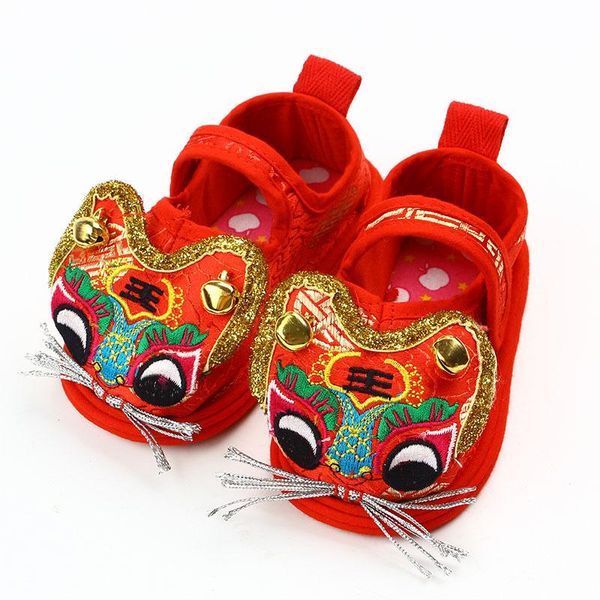 Primeros caminantes Cabeza de tigre Campana Nacido Zapatos de bebé Cuna infantil roja Tela de suela gruesa bordada tradicional china