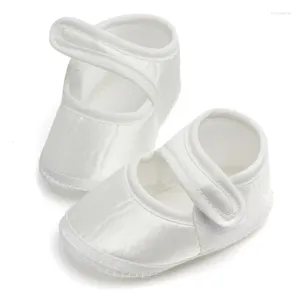 Chaussures de marche premiers pas faciles à enfiler blanches élégantes pour les pas de bébé inoubliables - vente de chaussures pour bébé
