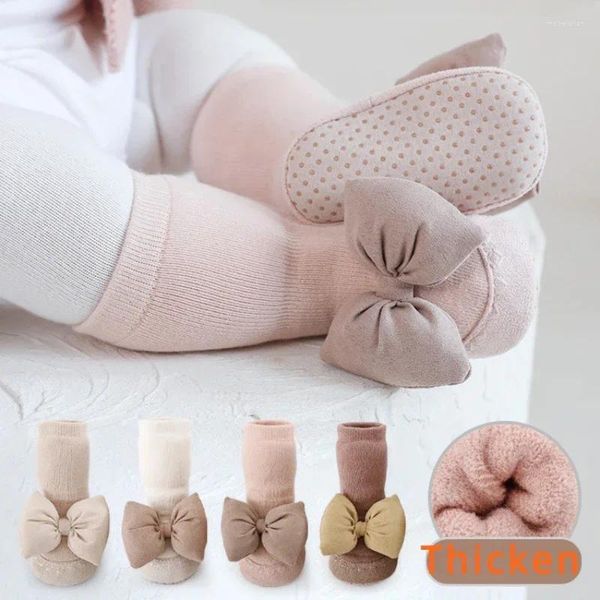 Chaussettes antidérapantes pour premiers pas, chaussettes d'hiver pour tout-petits, chaussures de marche mignonnes roses pour bébés nés en coton en peluche avec nœud pour fille de 0 à 3 ans