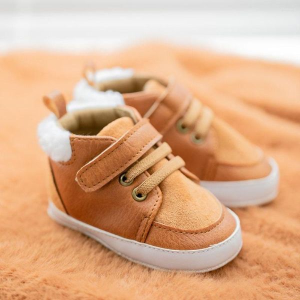 Primeros caminantes, zapatos de felpa de invierno para niños pequeños, botas de nieve antideslizantes de suela suave de algodón grueso y cálido para niños y niñas de cuero PU