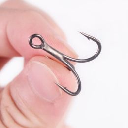 Fishhooks 100pcs 3x renforcer le revêtement en titane hooks triples 14 # 12 # 10 # 8 # 6 # 4 # 2 # Smooth 6066 Crochets de pêche