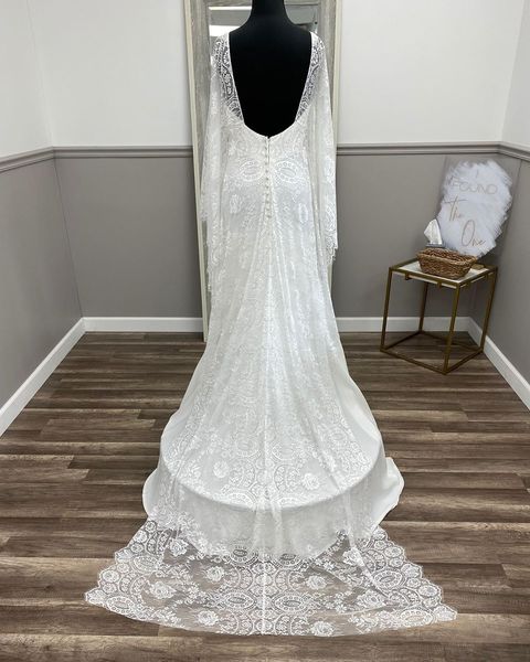 Con vuelo de encaje vestido de novia 2020 Boho Drapeado mangas Plunge escote y espalda abierta de la capilla de tren robe de mariage vestidos de novia de raso