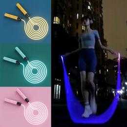 Fitness réglable nuit brillant sauter corde exercice LED cordes à sauter éclairer fournitures de plein air équipement de sport d'entraînement portable 240220