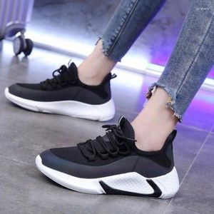 Fitness schoenen 2024 Koreaans massief gaas ademende dikke sneakers dames joker sportief tennis comfortabel wandelplatform
