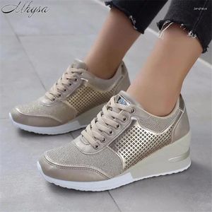 Zapatos de fitness 2024 Mujeres Altura Aumento de las zapatillas para caminar de 6.5 cm Aumento de oro Silver Ladies Sport Running Athletic Girl