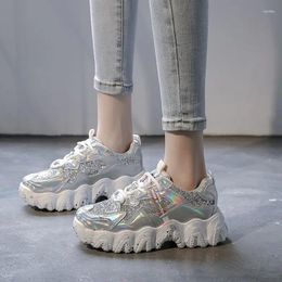 Chaussures de fitness hkxn fashion sequin femmes épais marée inférieure lacet up décontracté 2024 printemps sauvage plate-forme cale de cale t