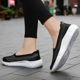 Fitnessschoenen Leosoxs 2024 Women's Sneakers Summer Flat Bottom Bodem Breadbaar wandel Mesh Casual Slip -on Lightweight 35 - 42 Size