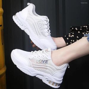 Chaussures de fitness Summer en mailles respirantes Chunky Platform Sneakers Femme Lace Floral Hollow Out Femme blanche Talons cachés décontractés
