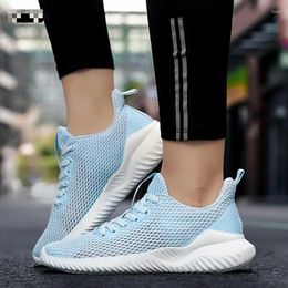 Chaussures de fitness Vrouwen Schoenen Designers de mode Vrouw Licht Comfortabel Ademend Wandelen Sneakers Plateforme Tenis MAN