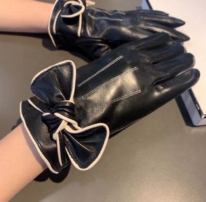 Vijf 2024 Vingers Beschermende handschoenen Handschoenen Designer LeathLetter echt leer kasjmier warme handschoenen hort Fleece verdikte handschoen Vintage Trendy Solid Simple