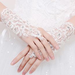 Vijf vingers handschoenen 1 paar arm korte accessoires Lace Rhinestone Bridal Evening Party Pols Less Elegant1