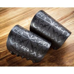 Vijf Vingers Handschoenen 1 Paar Nordic Viking Vegvisir Reliëf Arm Bracers Middeleeuwse PU Lederen Guards Cosplay Sieraden 230921