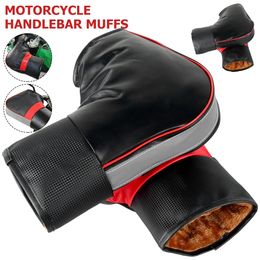 Gants à cinq doigts 1 paire de manchons de guidon de moto de protection moto scooter épais poignée chaude poignée barre manchon imperméable à la pluie gants chauds d'hiver 231117