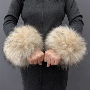 Gants à cinq doigts 2 pcs Femmes Fausse Fourrure Poignets Élastique Fourrure Bras Chaud Hiver Fluffy Peluche Coupe-Vent Bracelet Oversleeve Veste Manches Accessoires 231118