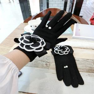 Guantes de cinco dedos Camelia negra Cachemira y moda coreana Pelo de visón de pata de gallo Flores lindas Pantalla táctil cálida Women301R