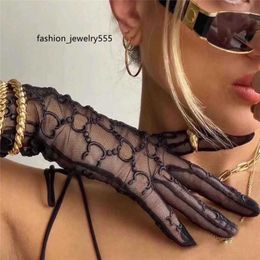 Vijf vingers handschoenen chique letter borduurwerk kanten handschoenen zonnebrandworp wanten vrouwen lange mesh handschoen met geschenkdoos
