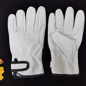 Cinq doigts gants gants de version coréenne Gants de pilote extérieur en cuir mouton de mouton de soudage durable gants d'assurance du travail 231017