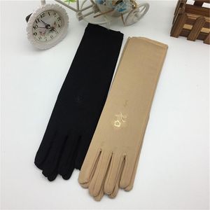 Guantes de cinco dedos para mujer, etiqueta elástica delgada de largo medio, protector solar de verano para mujer, accesorios para coche de conducción bordados