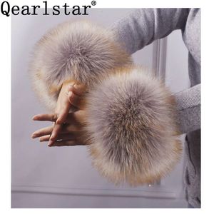 Gants à cinq doigts Qearlstar Femmes Fausse Fourrure Poignets Bracelet Hiver Chaud Bras Poignet Fourrure De Raton Laveur Manches Gants Femme Élastique Oversleeve 2pcs 231017