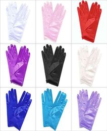 Cinq doigts gants courts satin femmes longueur du poignet