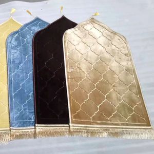 Flanel gebedmat voor moslim ramadan aanbidding knielen deken met reliëfvloer tapijten anti slip zacht draagbaar reisdeken 240419