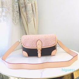 Flap Messenger Bag Sac à main Crossbody épaule Purse Classic Letter Old Flower Corduroy Amovible Leather Strap Internal Zipper Lady Clutch